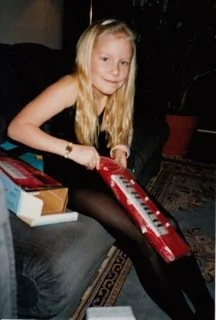 Young Juliana opening a red gift box